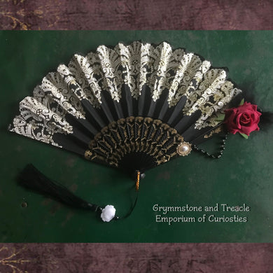 Corvina Gothic Fan