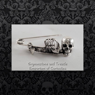 La Mort Skull and Ribcage Kilt Pin