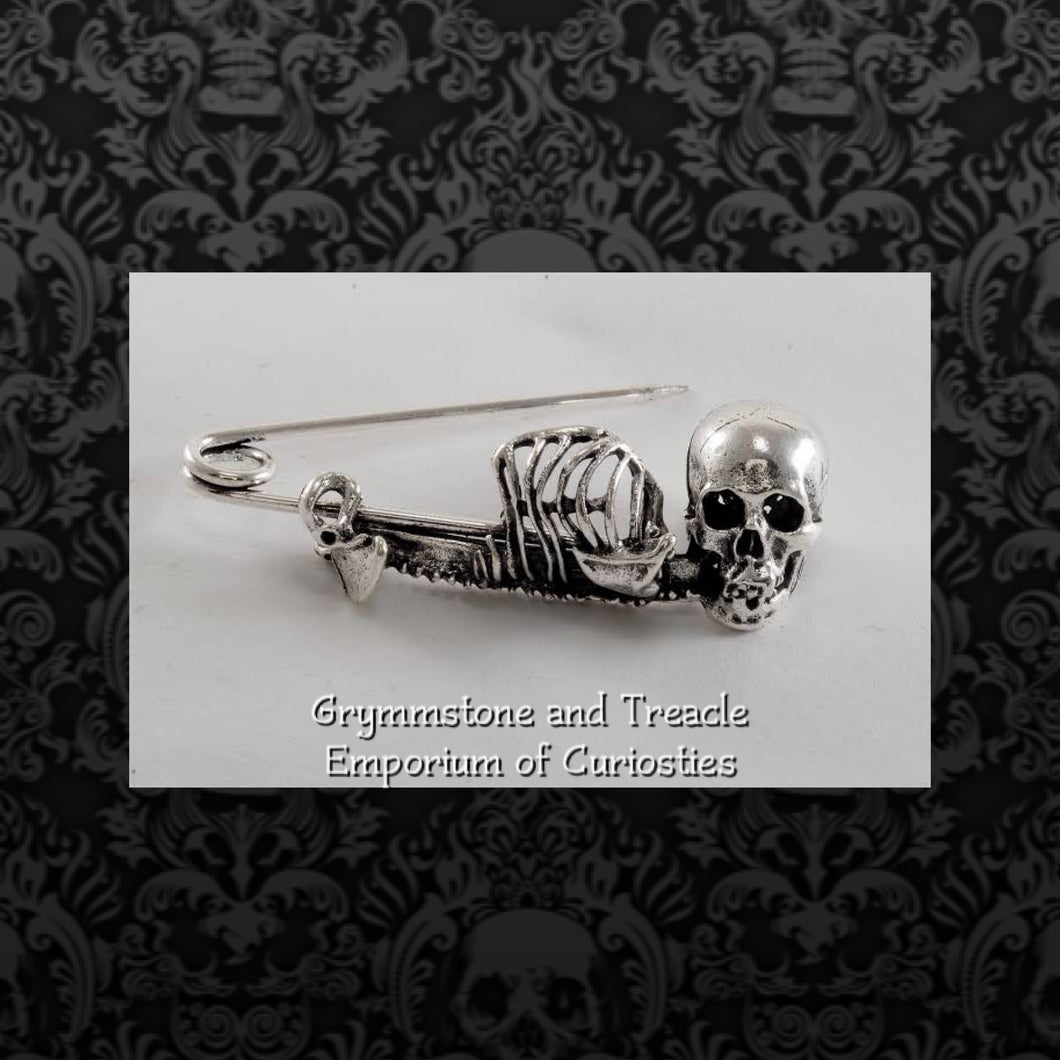 La Mort Skull and Ribcage Kilt Pin